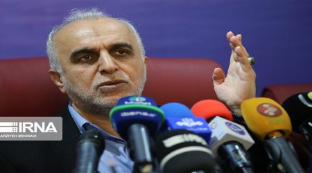 وزیر اقتصاد: واردکنندگان مواد اولیه و واسطه‌ای نباید پشت گمرک بمانند